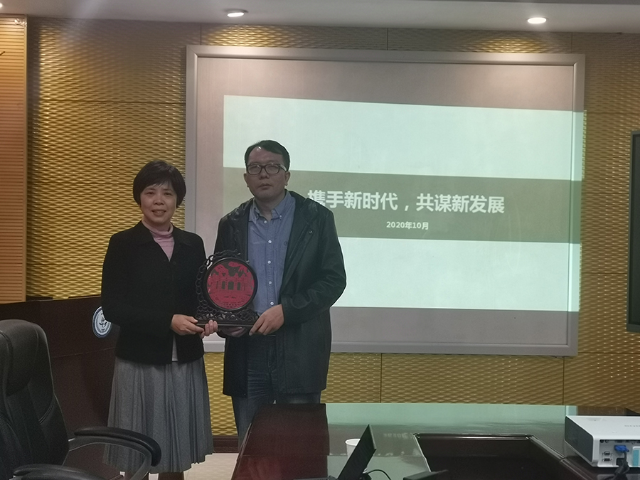 图1. 代表团向华中科技大学公卫学院妇幼保健学系王友洁主任赠送纪念品