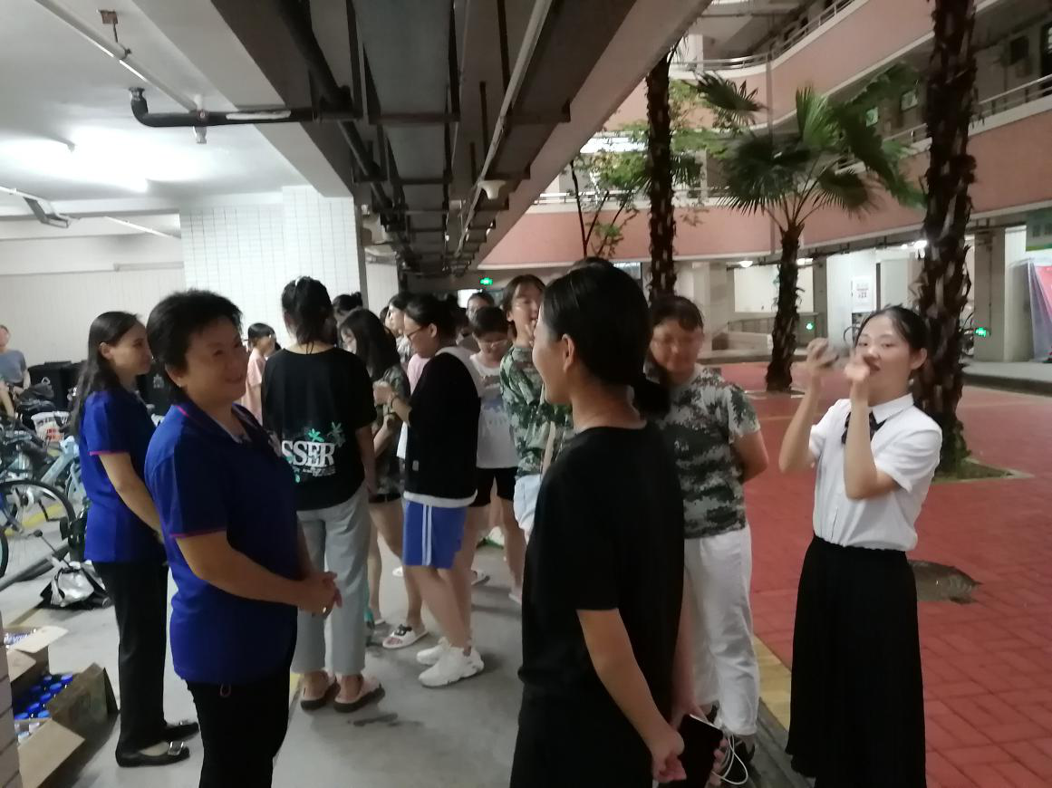 院党委韩玲书记、王燕芳副书记与同学们亲切交谈