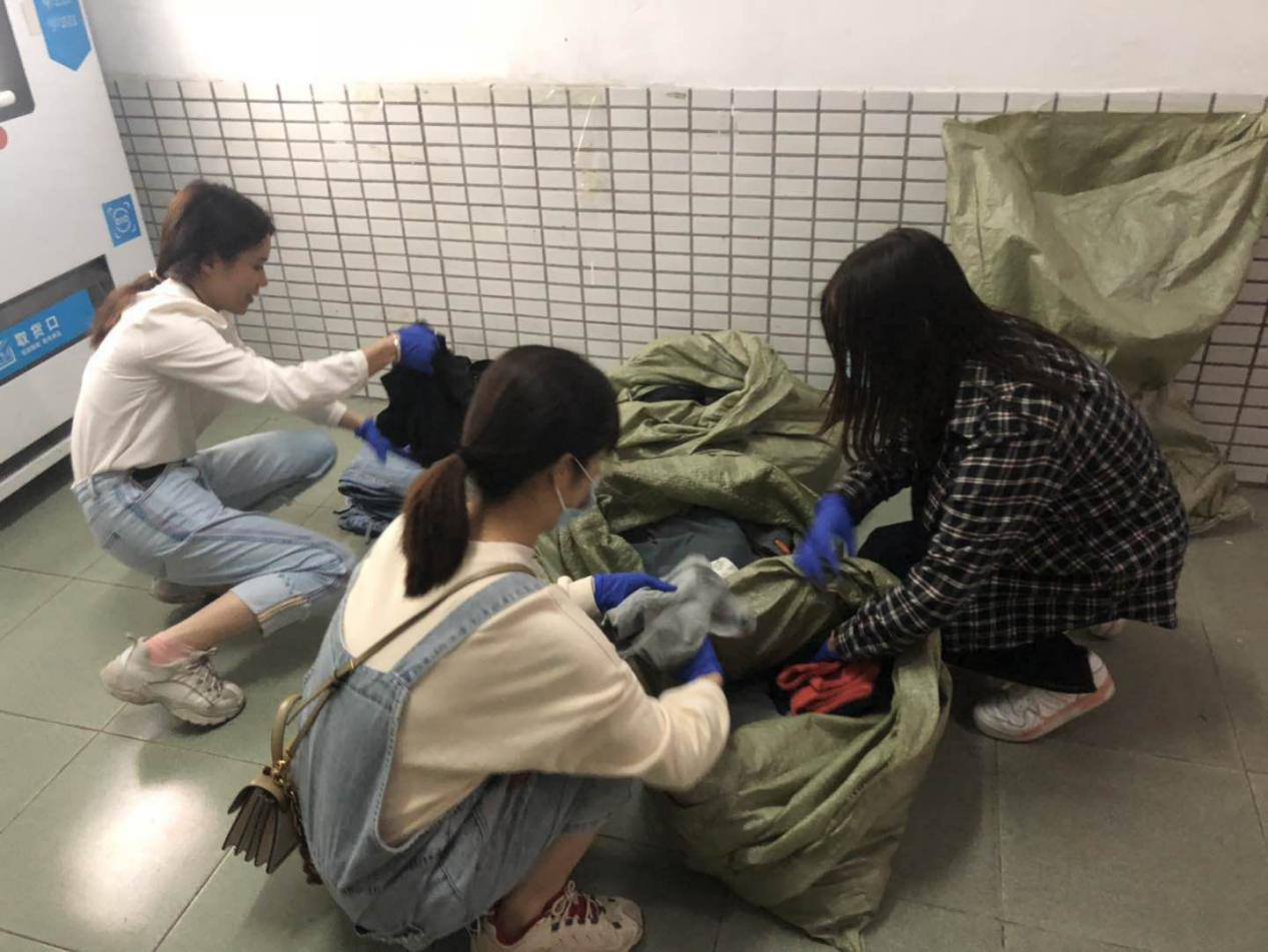 支部党员们组织整理衣物