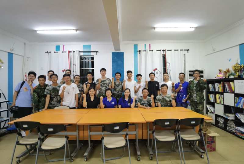 韩玲书记、王燕芳副书记与同学们合影