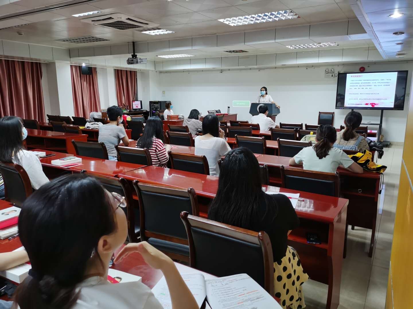 知识竞赛前《中大校史》的党课学习