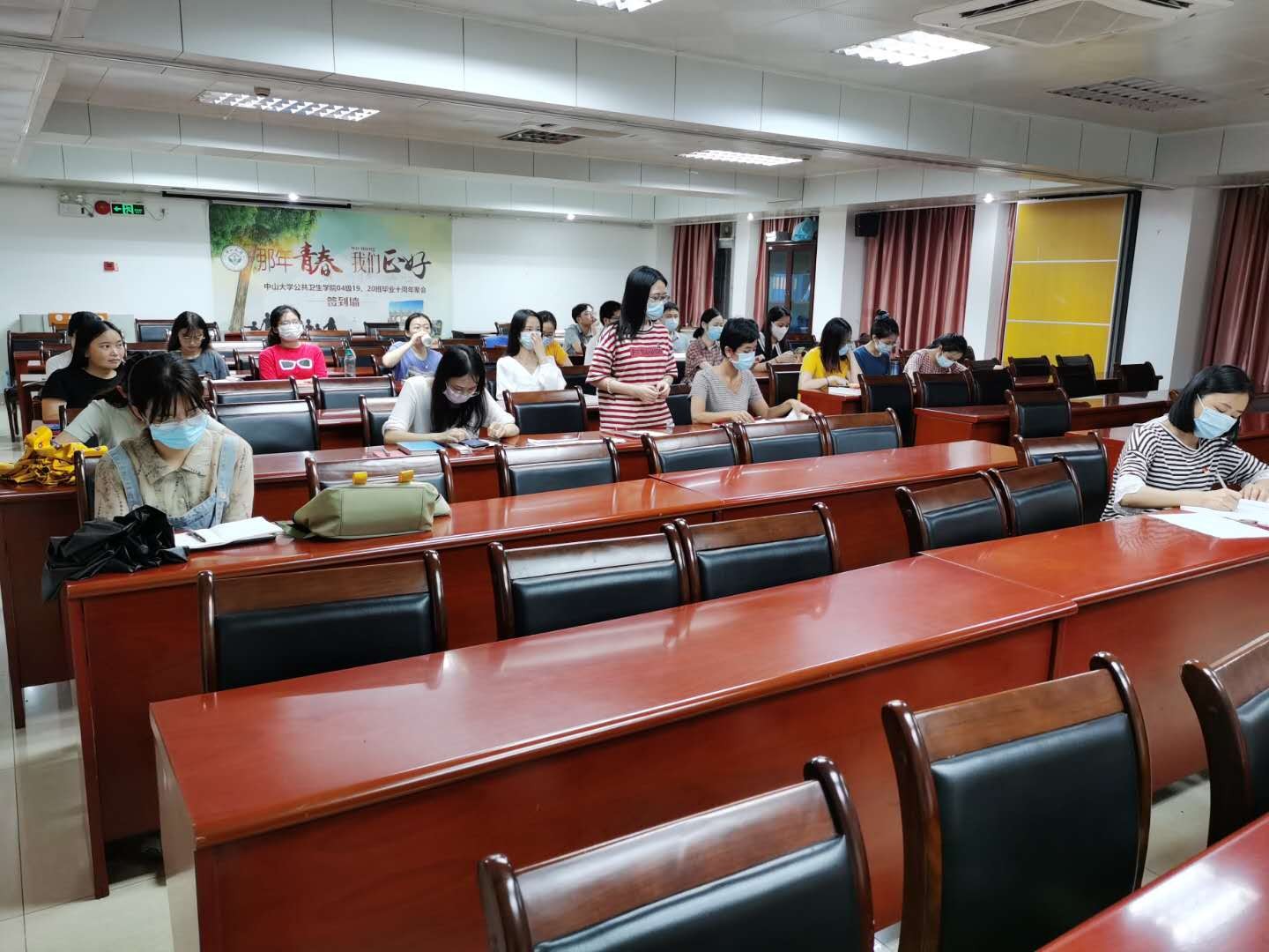 知识竞赛中党小组代表回答问题