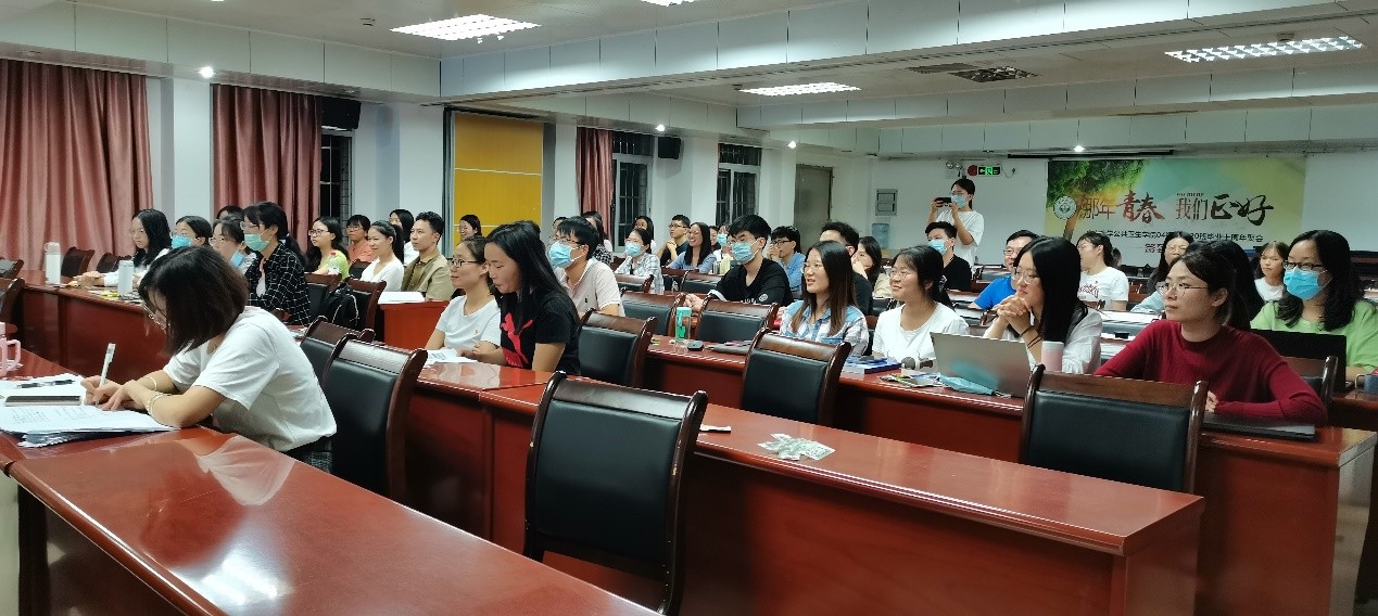 党员们在认真听党课汇报