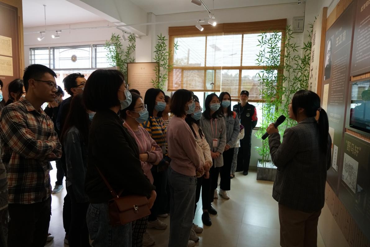 师生党员在乐昌坪石中大办学旧址参观学习