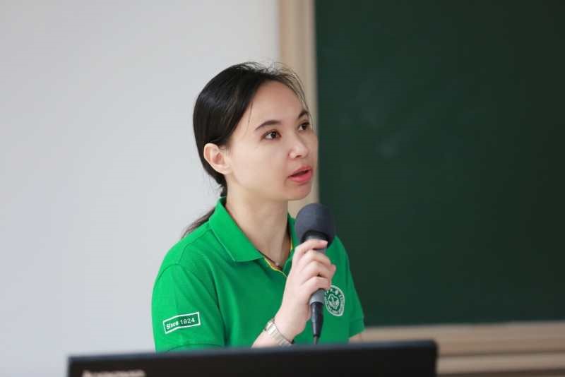 学院党委副书记王燕芳主持讲座