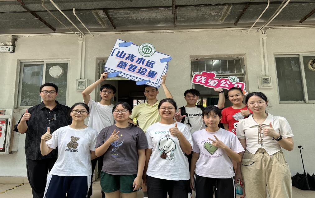 学长团部分志愿者合影